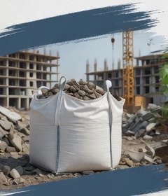 Мешок биг-бэг со строительным мусором на стройплощадке